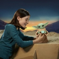 Hasbro Star Wars Galactic Snackin’ Grogu giocattolo interattivo