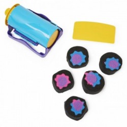 Kinetic Sand Set Slice N’ Surprise con 383 g di sabbia nera, rosa e blu e 7 attrezzi, giocattoli sensoriali per bambini dai 3