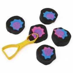 Kinetic Sand Set Slice N’ Surprise con 383 g di sabbia nera, rosa e blu e 7 attrezzi, giocattoli sensoriali per bambini dai 3
