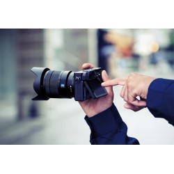 Sony α Alpha 6400 con obiettivo 16-50mm, mirrorless APS-C con Real-Time Eye AF