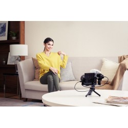 Sony α Alpha 6400 con obiettivo 16-50mm, mirrorless APS-C con Real-Time Eye AF