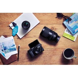 Sony α Alpha 6400 con obiettivo 16-50mm, mirrorless APS-C con Real-Time Eye AF