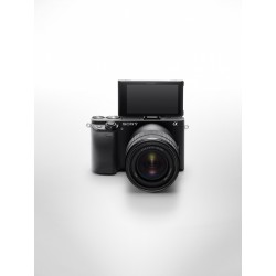 Sony α Alpha 6400 con obiettivo 16-50mm, mirrorless APS-C con Real-Time Eye AF