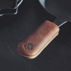 Burnhard 943254 - Padella in Ghisa, Tegame Tondo, Cast Iron Skillet incl. Protezione Manico in Pelle - Nero, 26 cm