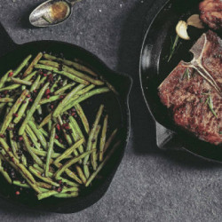 Burnhard 943254 - Padella in Ghisa, Tegame Tondo, Cast Iron Skillet incl. Protezione Manico in Pelle - Nero, 26 cm