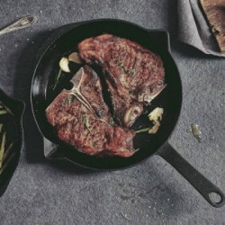 Burnhard 943254 - Padella in Ghisa, Tegame Tondo, Cast Iron Skillet incl. Protezione Manico in Pelle - Nero, 26 cm