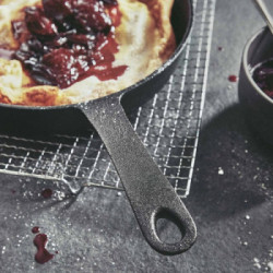 Burnhard 943254 - Padella in Ghisa, Tegame Tondo, Cast Iron Skillet incl. Protezione Manico in Pelle - Nero, 26 cm