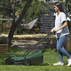 Bosch Easy Mower 18V-32-200 - Rasaerba 18V, 4,0 Ah, Lunghezza Lama 32cm, Cesto 31 Lt. Aree Fino a 200mq con Caricabatteria