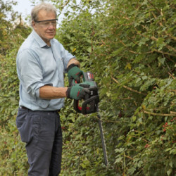 Bosch Advanced HedgeCut 36V-65-28 - Tagliasiepi 36V, 2,0Ah, Lunghezza Lama 65 cm, Spessore Taglio 30mm, Senza Batt. e Caricabatt