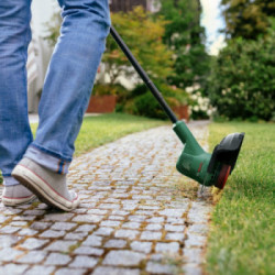 Bosch EasyGrassCut 18V-230 - Tagliabordi 18V,2,0Ah, Ø Taglio 23cm, Regolazione Filo Semi-Auto, Batt. e Caricabatt. Incl.