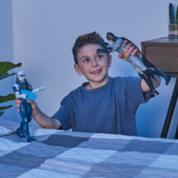 DC Comics | BATMAN | Personaggio Batman in scala 30 cm con decorazioni e armatura nera originale, mantello e 11 punti di