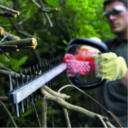 Black+Decker GT7030-QS - Tagliasiepi 700 W, Lama 70 cm, Passo 30 mm, Protezione Punta, Coprilama Rigido	