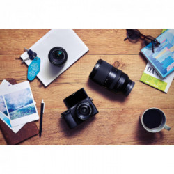 Sony α Alpha 6400 con obiettivo 18-135mm, mirrorless APS-C con Real-Time Eye AF