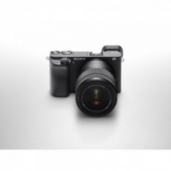 Sony α Alpha 6400 con obiettivo 18-135mm, mirrorless APS-C con Real-Time Eye AF