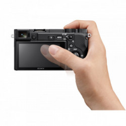 Sony α Alpha 6400 con obiettivo 18-135mm, mirrorless APS-C con Real-Time Eye AF