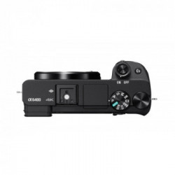 Sony α Alpha 6400 con obiettivo 18-135mm, mirrorless APS-C con Real-Time Eye AF