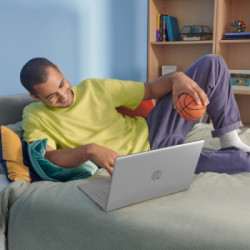 HP 17-cn2005nl i5-1235U Computer portatile 43,9 cm (17.3") Full HD Intel® Core™ i5 8 GB DDR4-SDRAM 512 GB SSD Wi-Fi 5