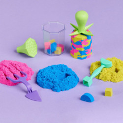 Kinetic Sand , Set Gioco Squish N’ Create, Sabbia colorata in 3 variazioni, Sabbia cinetica 382 g, 5 accessori per modellare
