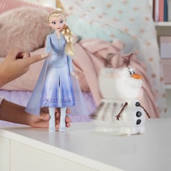 Hasbro Disney Frozen - Elsa e Olaf elettronici (Elsa telecomanda Olaf per farlo parlare e ballare, parla in italiano, ispirato